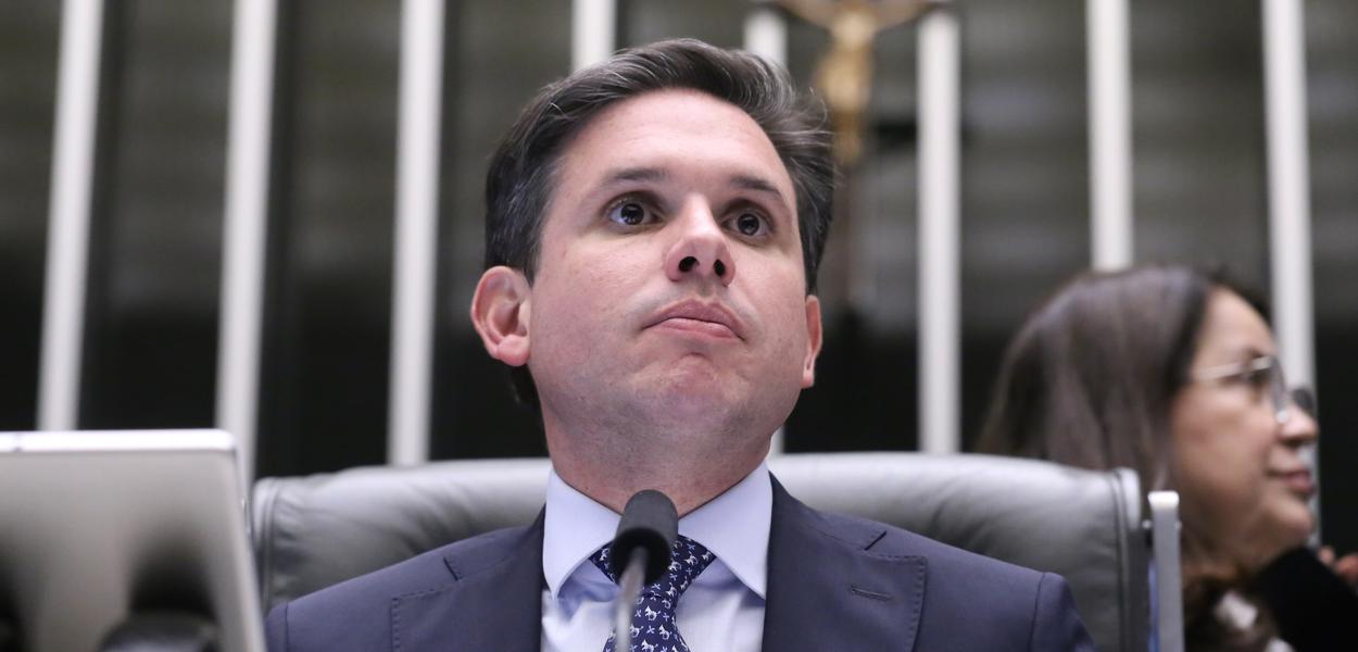 Deputados de esquerda e direita se unem para cobrar transparência de Hugo Motta