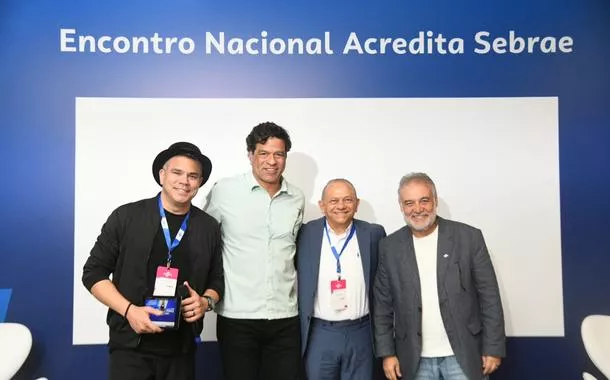 Raí Oliveira e Nacélio Maia (segundo e terceiro da esquerda para a direita) participaram do primeiro dia do Encontro Nacional do Acredita Sebrae