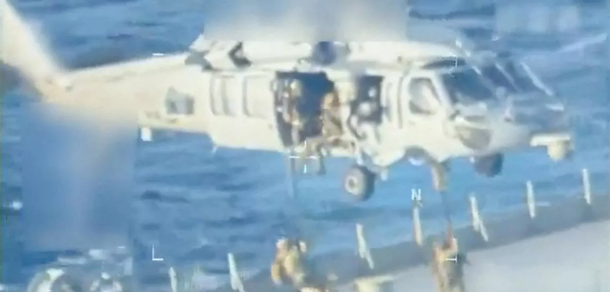 Forças norte-americanas descem de rapel até um petroleiro durante sua apreensão pelos Estados Unidos na costa da Venezuela
10/12/2025