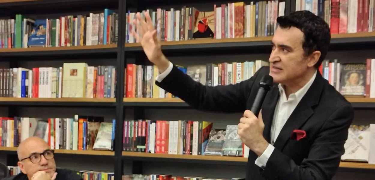 Alysson Mascaro no lançamento de Crítica do Cancelamento