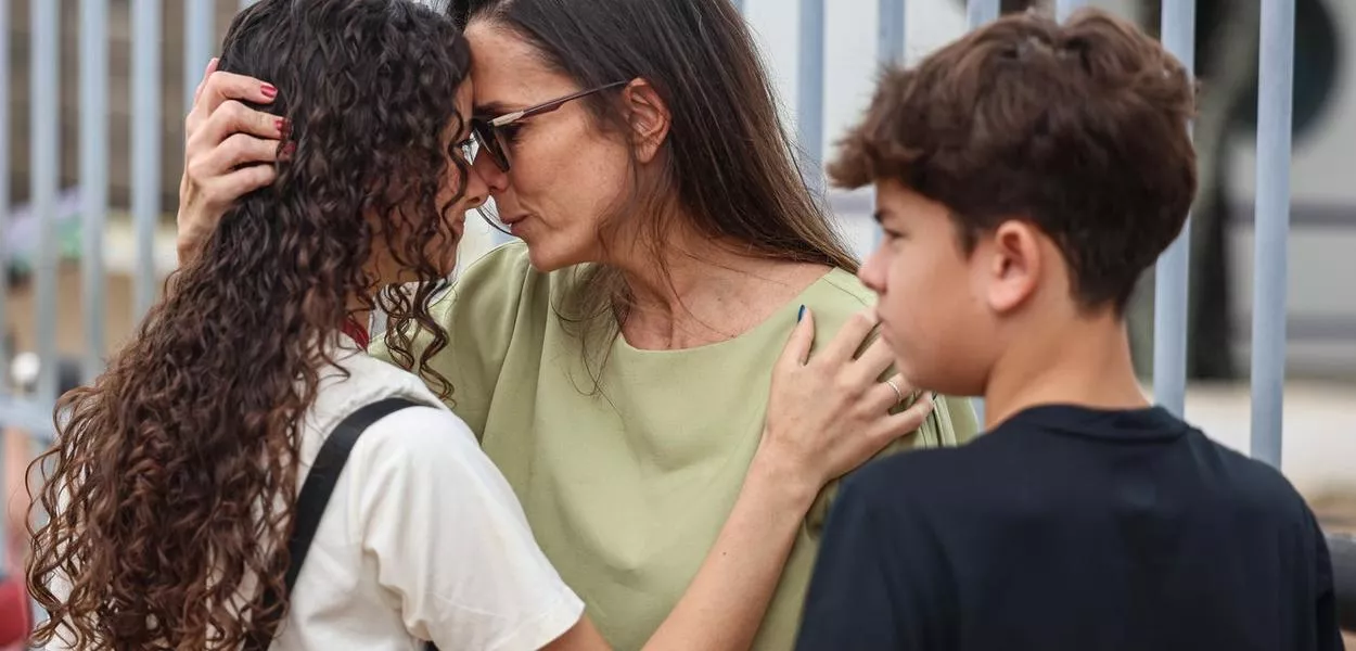 Brasília (DF) - 10/11/2024 – Uma mãe acaricia sua filha antes dos portões da prova do ENEM fecharem