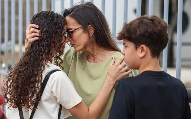 Brasília (DF) - 10/11/2024 – Uma mãe acaricia sua filha antes dos portões da prova do ENEM fecharem