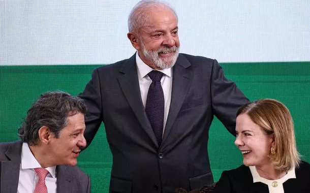 "Vitória de Lula; derrota dos Bolsonaros", diz Gleisi após Trump derrubar Magnitsky