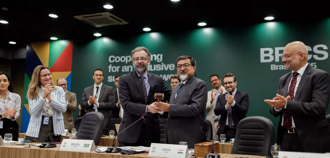 Sherpa do Brasil, embaixador Mauricio Lyrio, entregou martelo que simboliza a presidência do BRICS para o sherpa da Índia, embaixador Sudhakar Dalela