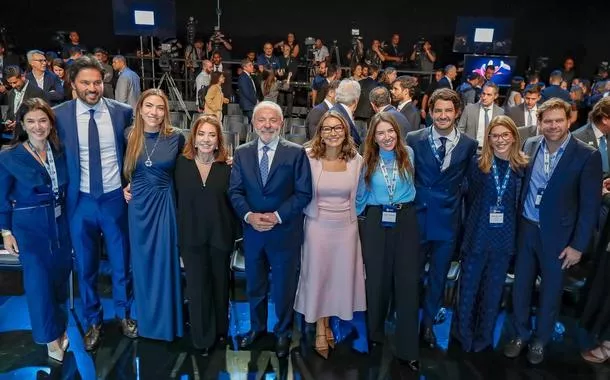 Integrantes da família Silvio Santos, ao lado de Lula e Janja, no lançamento do SBT News