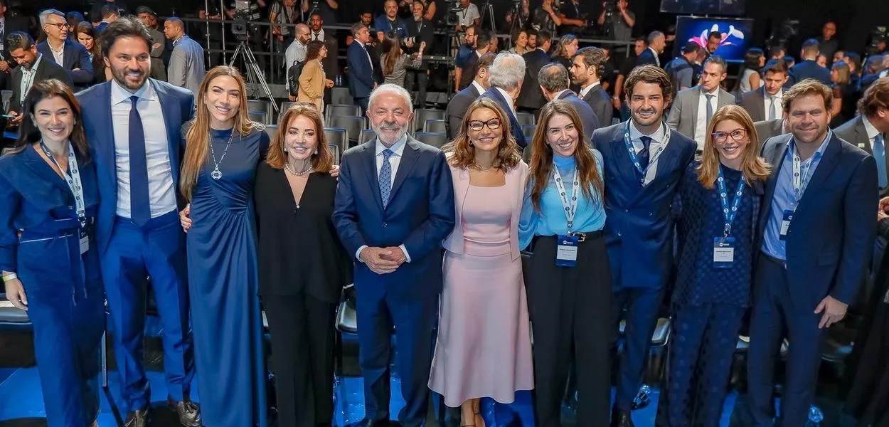 Integrantes da família Silvio Santos, ao lado de Lula e Janja, no lançamento do SBT News