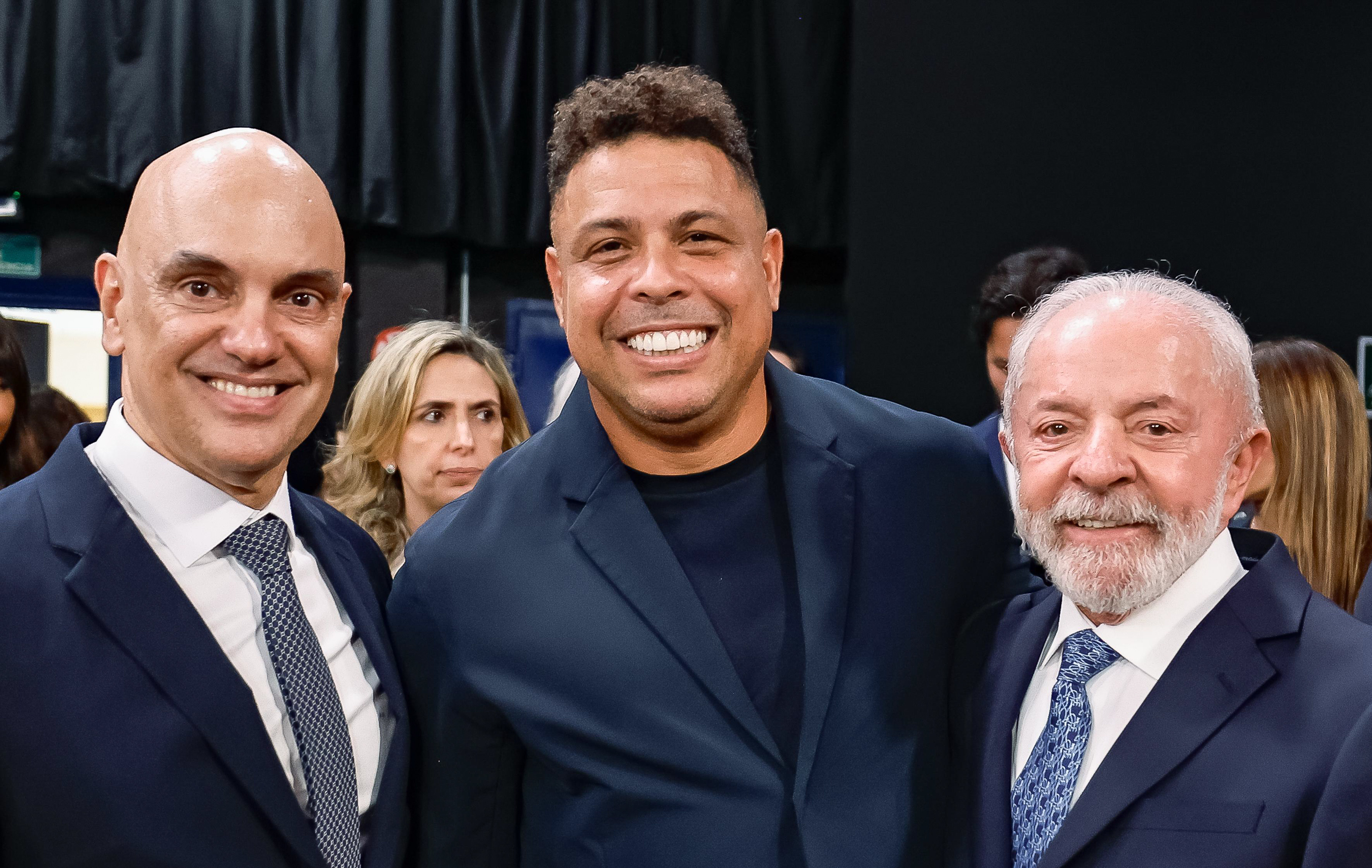 Três corintianos felizes: Lula, Alexandre de Moraes e Ronaldo Fenômeno