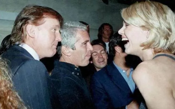 Uma foto sem data de Jeffrey Epstein com Donald Trump, divulgada pelo Comitê de Supervisão da Câmara dos Representantes dos EUA em 12 de dezembro de 2025.