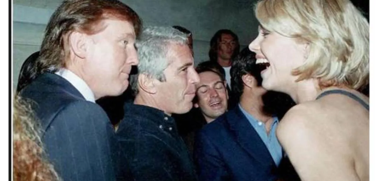Uma foto sem data de Jeffrey Epstein com Donald Trump, divulgada pelo Comitê de Supervisão da Câmara dos Representantes dos EUA em 12 de dezembro de 2025.