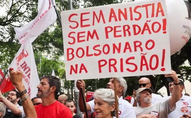 Manifestantes tomam as ruas do país neste domingo em protestos contra Congresso