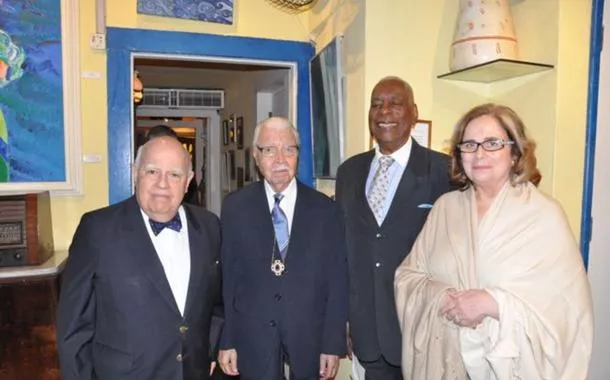 Haroldo Costa convidou para o encaminharem até a mesa da solenidade em que receberia as insígnias, seus confrades acadêmicos, o embaixador Marcos Azambuja, o pintor Israel Pedrosa e esta jornalista, Hildegard Angel.