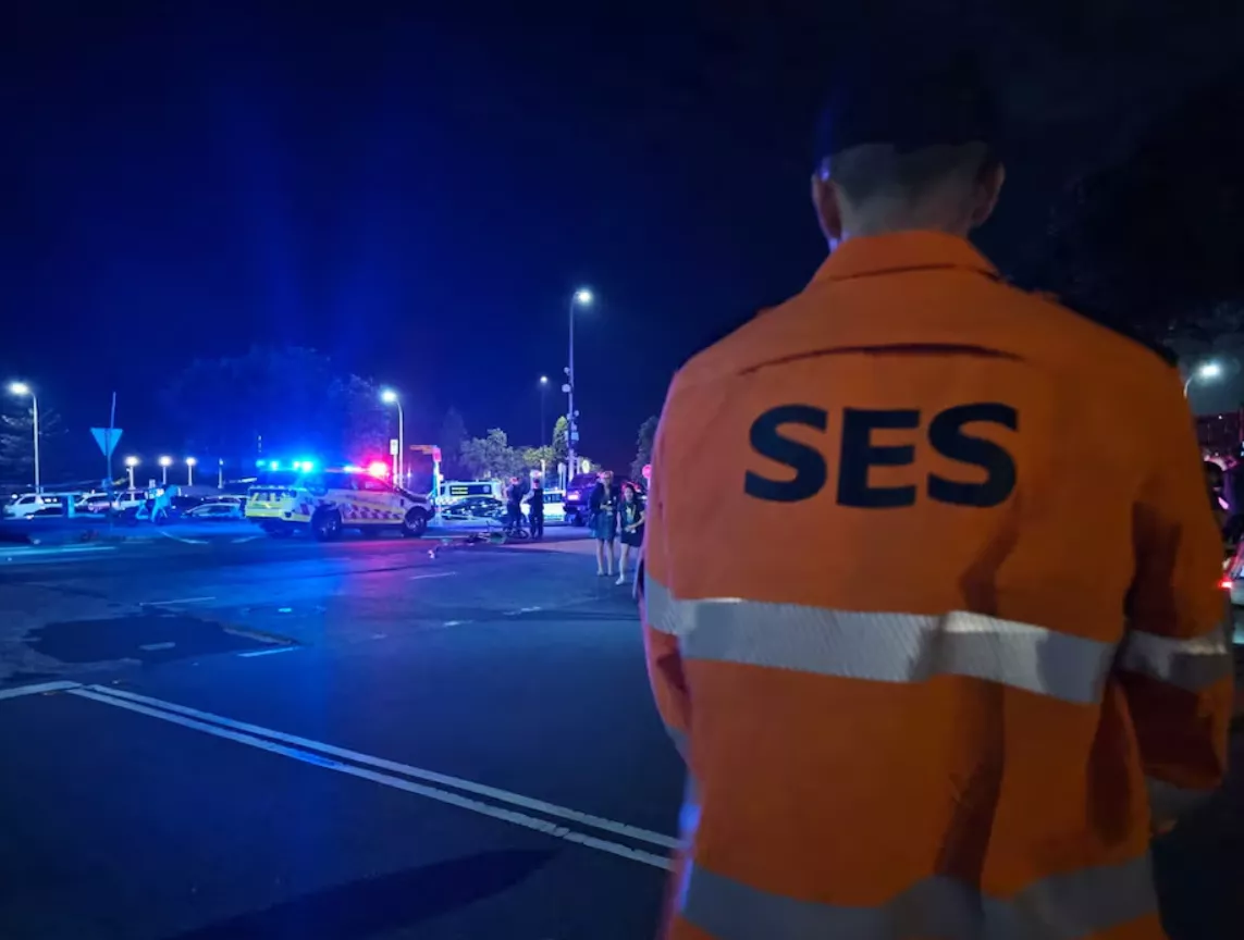 Policiais chegam ao Hospital St. Vincent após um tiroteio na praia de Bondi, em Sydney, Austrália, em 15 de dezembro de 2025