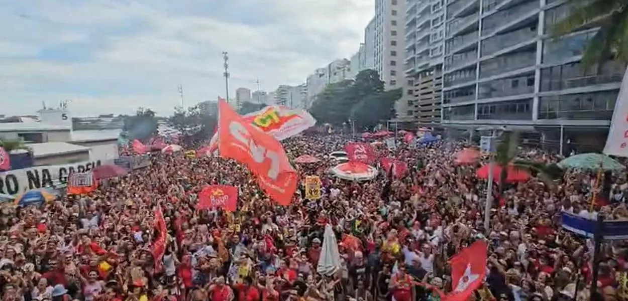 Ato contra PL da Dosimetria reúne multidão em Copacabana, no Rio