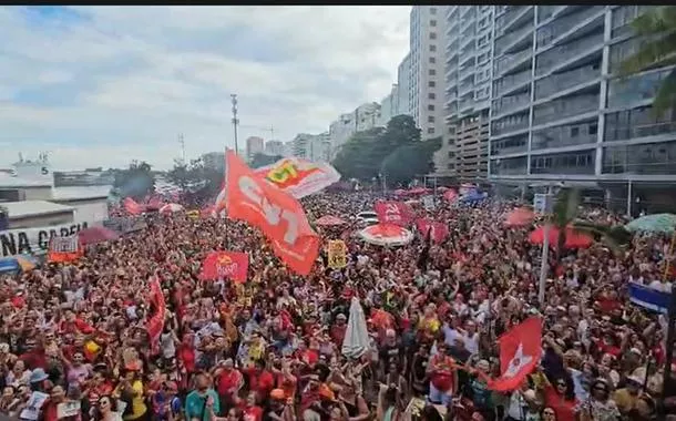 Ato contra PL da anistia reúne multidão em Copacabana, no Rio (vídeos)
