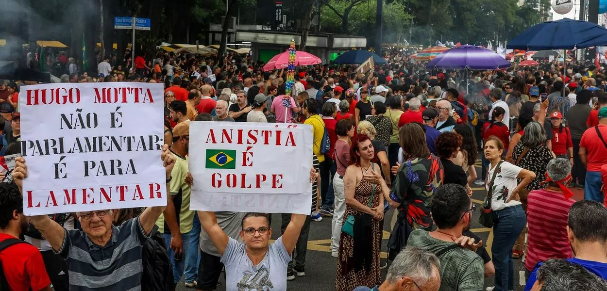 São Paulo (SP) - 14/12/2025 - Manifestantes ocupam a Avenida Paulista, na região central da capital paulista, para protestar contra o Congresso Nacional por causa da aprovação do Projeto de Lei (PL) da Dosimetria 