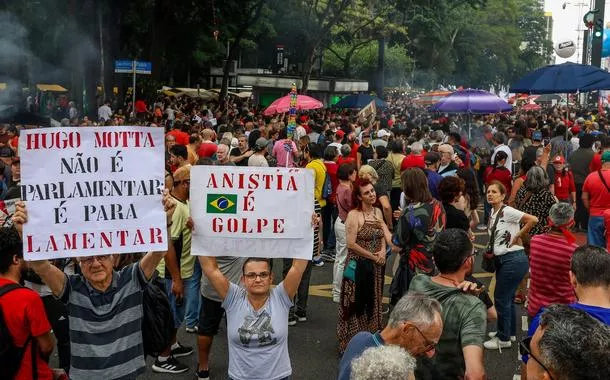 São Paulo (SP) - 14/12/2025 - Manifestantes ocupam a Avenida Paulista, na região central da capital paulista, para protestar contra o Congresso Nacional por causa da aprovação do Projeto de Lei (PL) da Dosimetria 