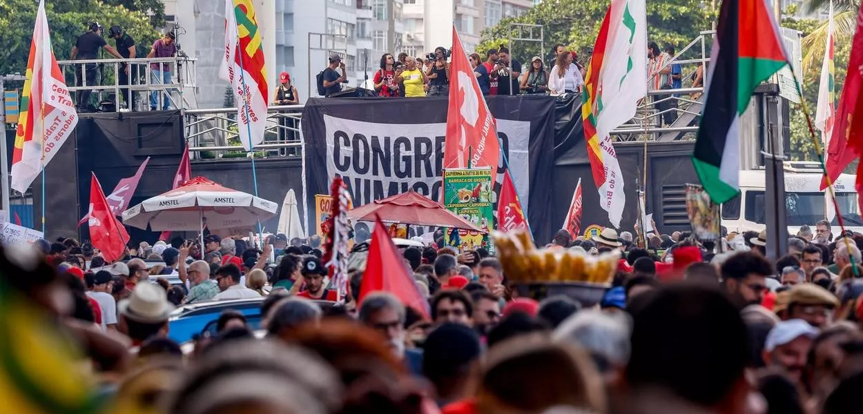 Rio de Janeiro (RJ) - 14/12/2025 - Manifestantes fazem ato na orla de Copacabana contra PL da Dosimetria e outros temas em votação no congresso nacional 