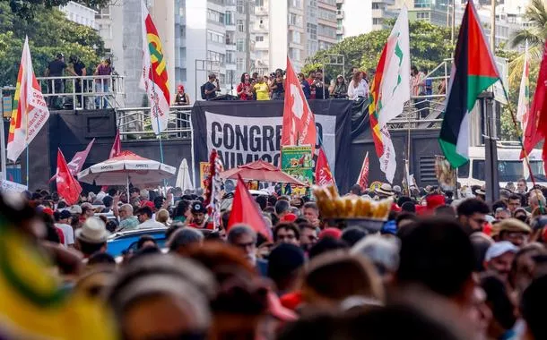 Rio de Janeiro (RJ) - 14/12/2025 - Manifestantes fazem ato na orla de Copacabana contra PL da Dosimetria e outros temas em votação no congresso nacional 