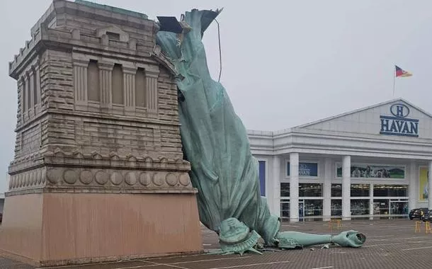 Estátua da Havan cai durante temporal com ventos fortes no RS