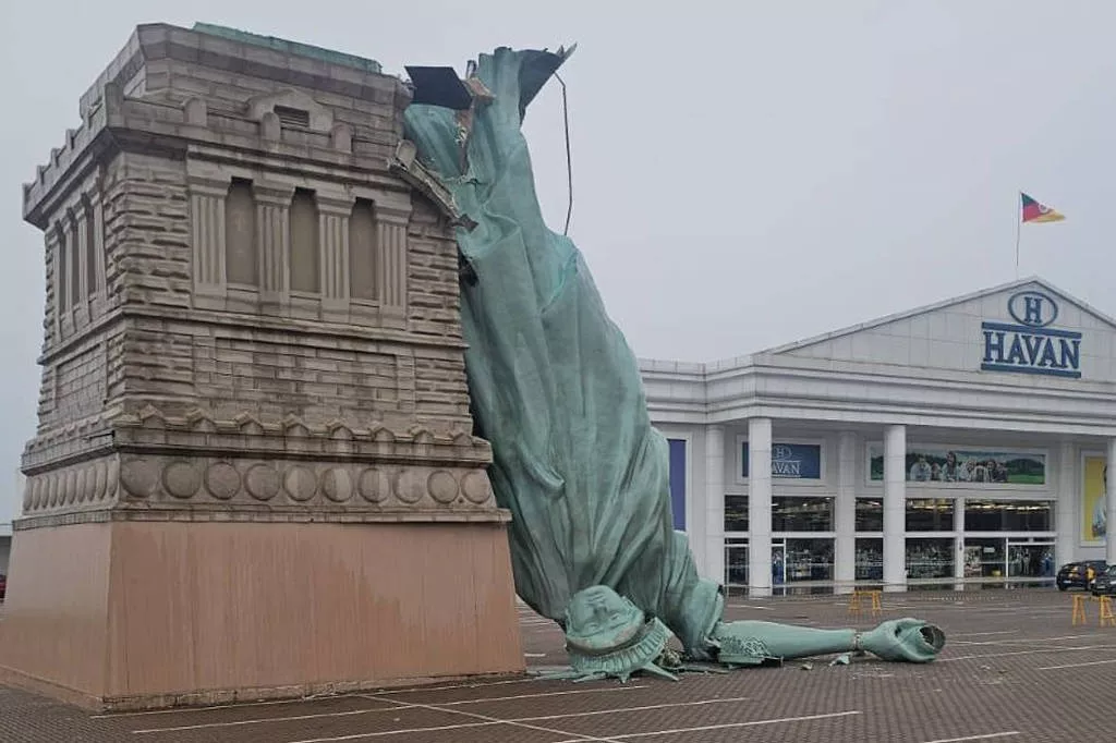Estátua da Liberdade das lojas Havan sofre queda com tempestade e imagens viralizam nas redes (vídeo)
