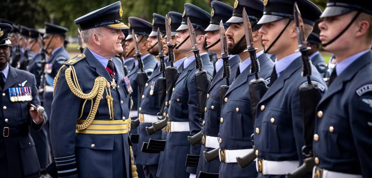 Richard Knighton passa tropas em revista 