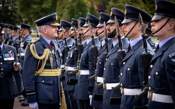 Richard Knighton passa tropas em revista 