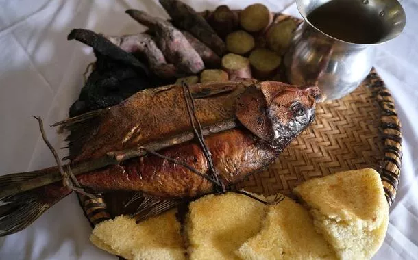 Peixe tambaqui, beiju, batatas e chica