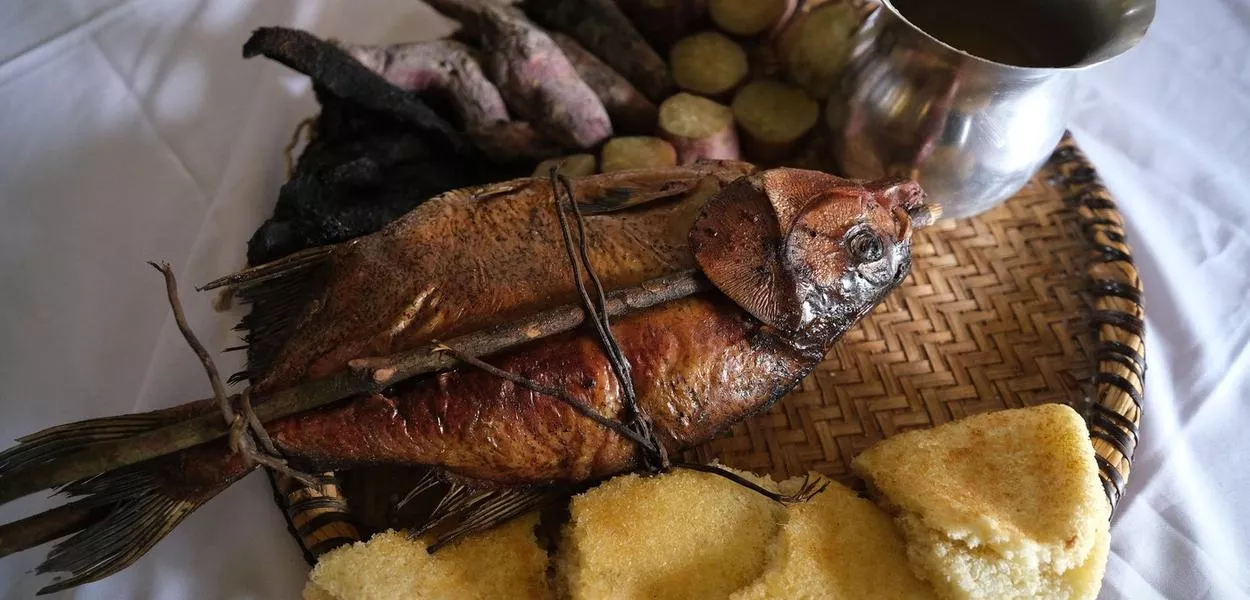 Peixe tambaqui, beiju, batatas e chica