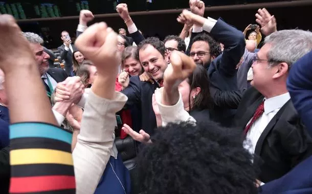 Deputados comemoram decisão que amenizou pena a Glauber Braga