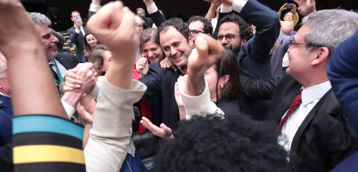 Deputados comemoram decisão que amenizou pena a Glauber Braga