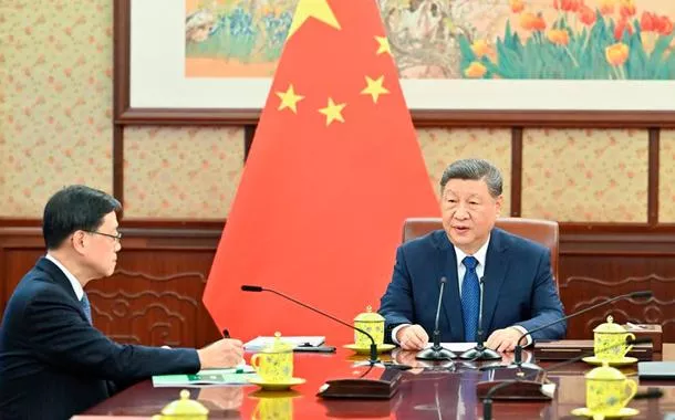 Xi Jinping ouve relatório do chefe do Executivo da RAEHK