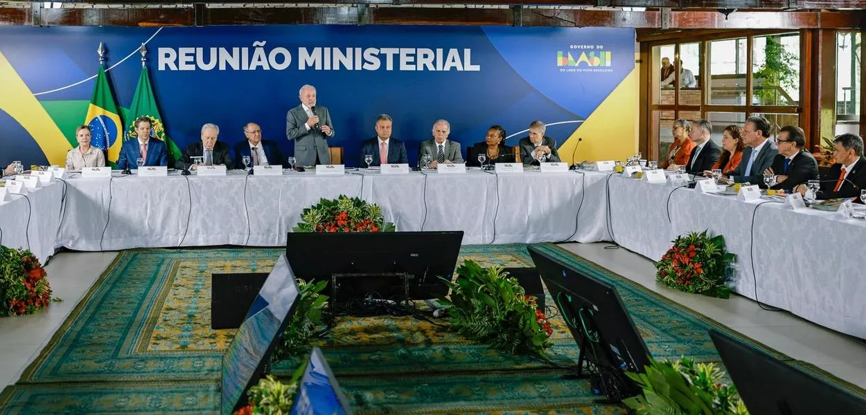 Presidente Lula durante reunião ministerial
