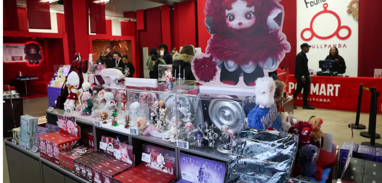 Consumidores compram brinquedos artísticos na loja pop-up Skullpanda da Pop Mart em Manhattan, Nova York, EUA, em 12 de dezembro de 2025