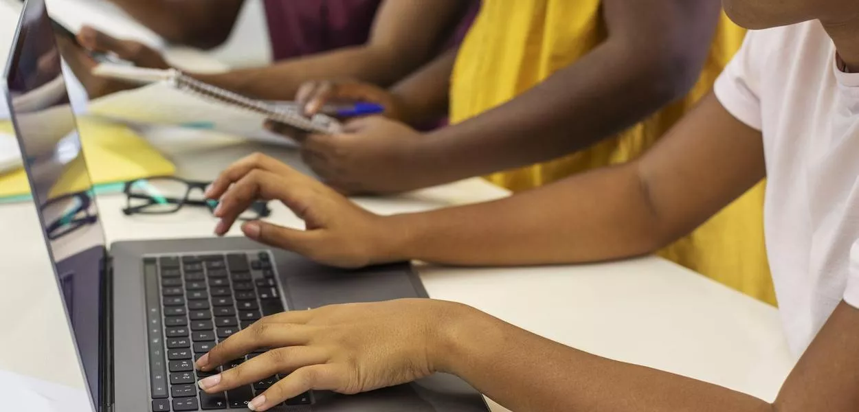 Escolas Conectadas leva internet a 68,4% das escolas públicas em 2025