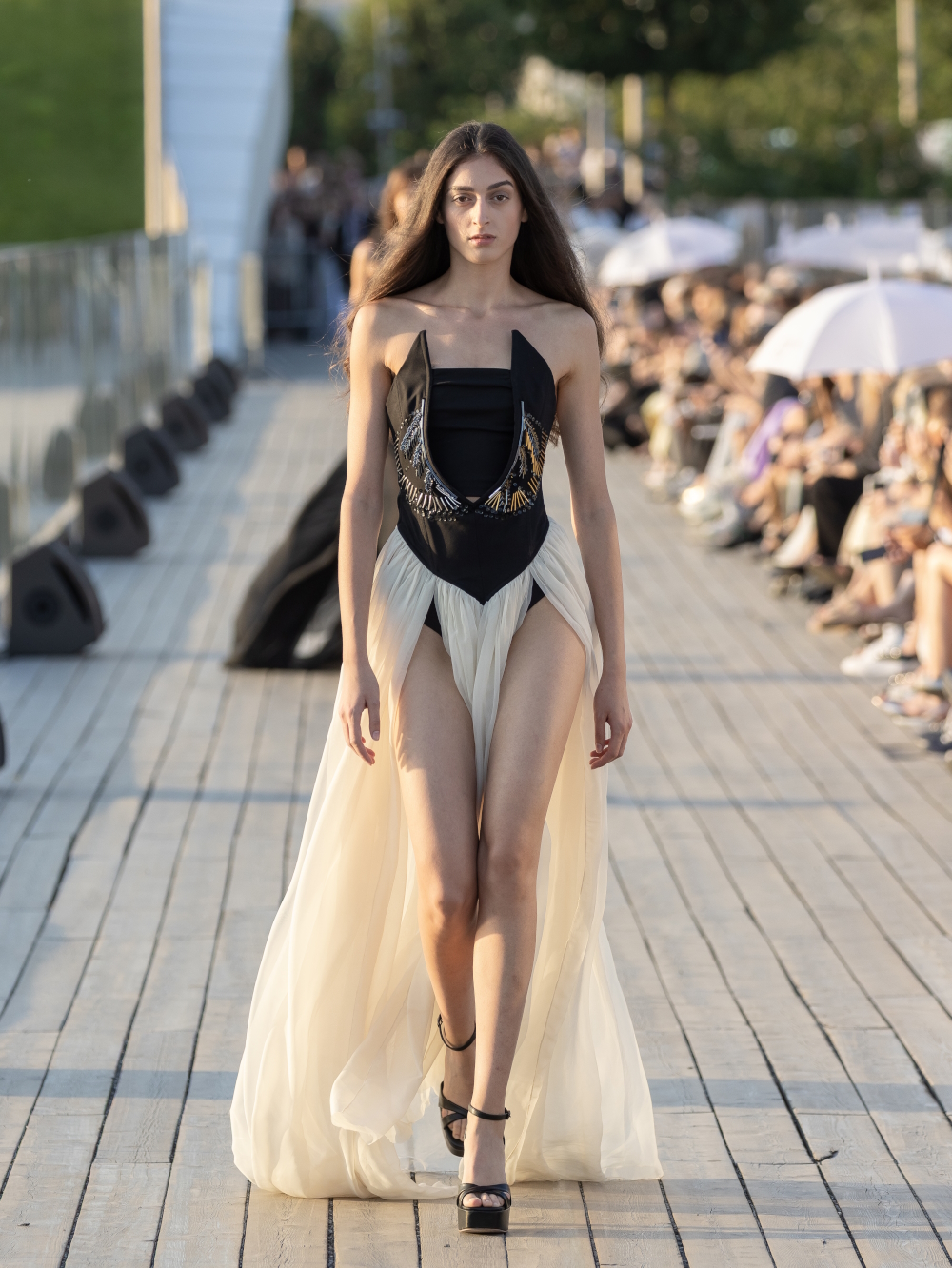 Guia da Semana de Moda de Moscou para se vestir perfeitamente para festas: Looks chiques, ousados e inesquecíveis