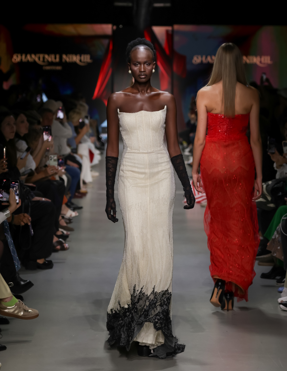 Guia da Semana de Moda de Moscou para se vestir perfeitamente para festas: Looks chiques, ousados e inesquecíveis