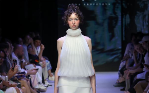 Guia da Semana de Moda de Moscou para se vestir perfeitamente para festas: Looks chiques, ousados e inesquecíveis