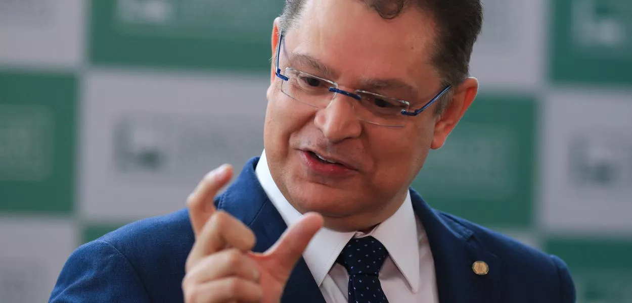 Aleluia! Sóstenes acordou com a PF na porta