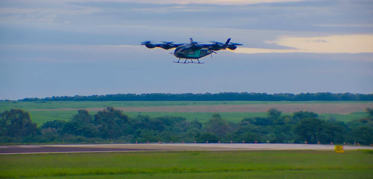 Carro voador da Embraer faz primeiro voo