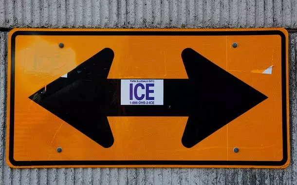 Sigla em inglês do Serviço de Imigração e Alfândega dos EUA, em uma placa em um subúrbio de Nova Orleans
21/11/2025
