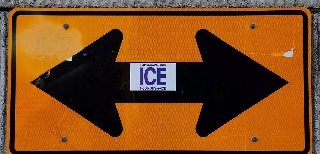 Sigla em inglês do Serviço de Imigração e Alfândega dos EUA, em uma placa em um subúrbio de Nova Orleans
21/11/2025
