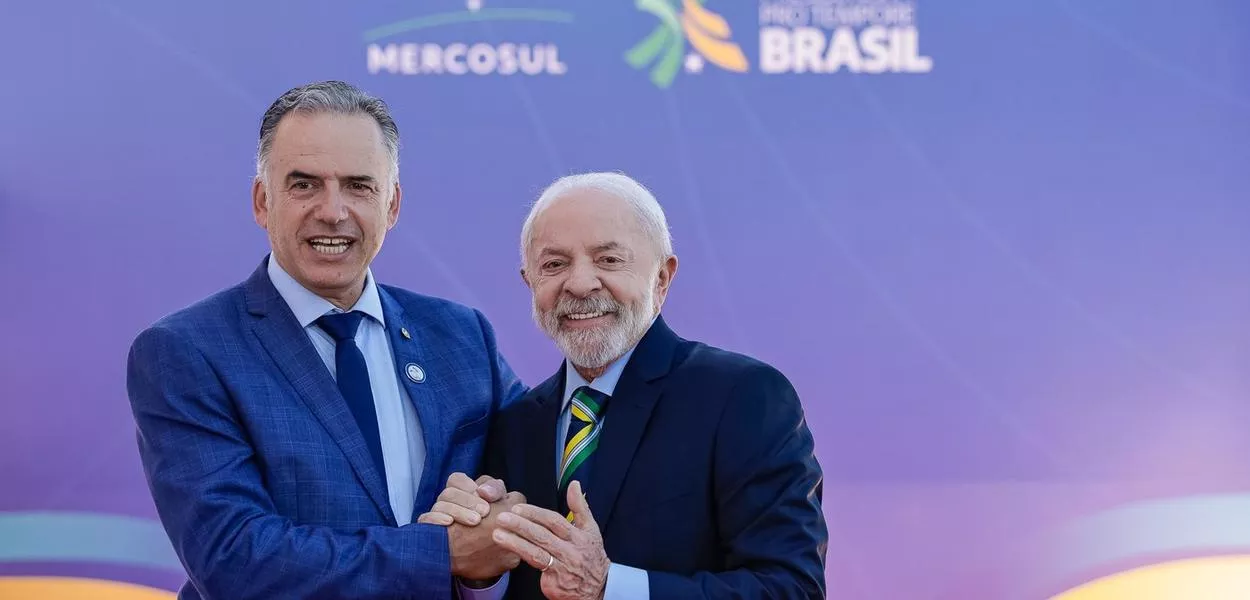 20/12/2025 - O presidente do Uruguai, Yamandú Orsi, e o presidente Luiz Inácio Lula da Silva, em Foz do Iguaçu-PR, na Cúpula do Mercosul