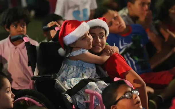 Crianças em tratamento de câncer celebram o Natal em Brasília