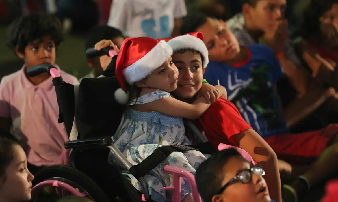Crianças em tratamento de câncer celebram o Natal em Brasília