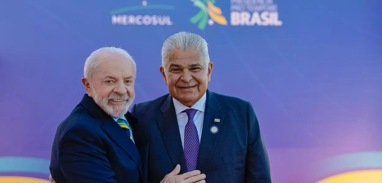 20/12/2025 - O presidente Luiz Inácio Lula da Silva e o presidente do Panamá, José Raúl Mulino, na cúpula do Mercosul, em Foz do Iguaçu-PR