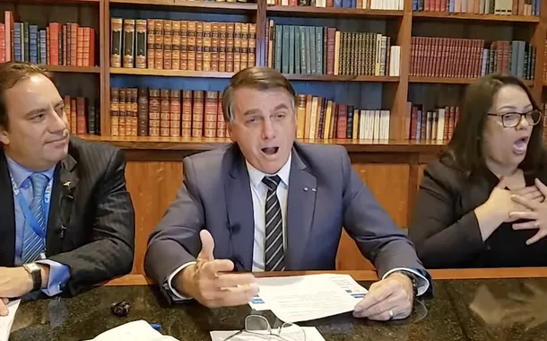 Durante live em 2021, Jair Bolsonaro debocha de pessoas morrendo sufocadas por Covid-19