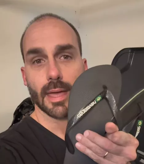 Em vídeo, Eduardo Bolsonaro joga fora chinelos e prega boicote à Havaianas