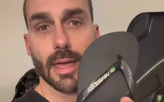 Em vídeo, Eduardo Bolsonaro joga fora chinelos e prega boicote à Havaianas
