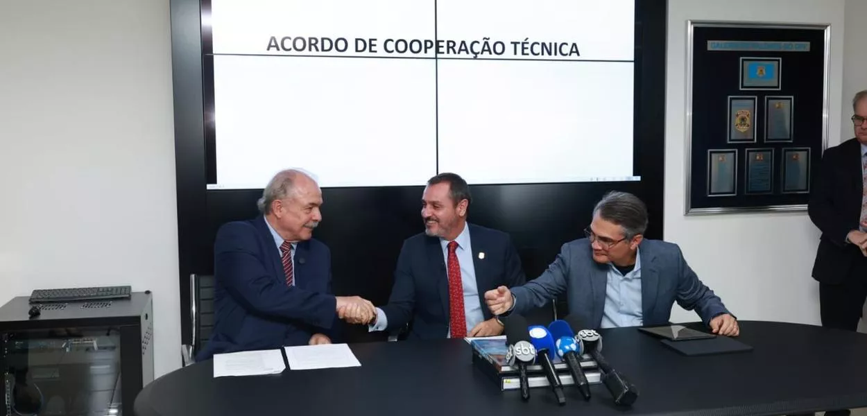 Aloizio Mercadante, Andrei Rodrigues e Isaac Sidney celebram ACT na sede paulista da PF