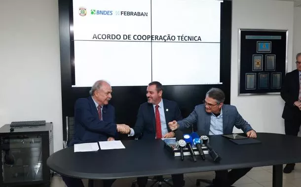 Aloizio Mercadante, Andrei Rodrigues e Isaac Sidney celebram ACT na sede paulista da PF
